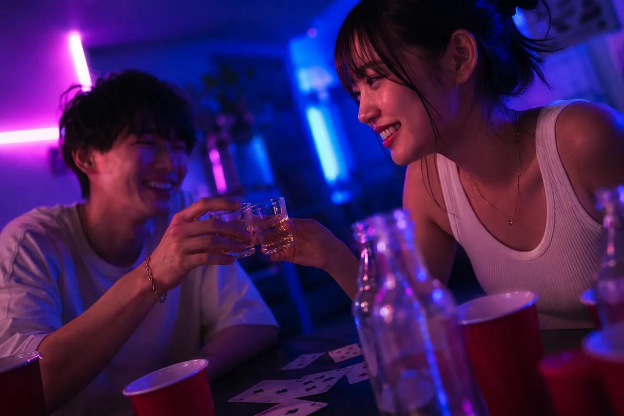 おうちデートで親密に飲みゲーを楽しむ2人