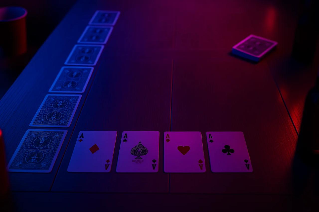 Illustratie van het Paardenrace drankspel met kaarten die als een racebaan zijn neergelegd