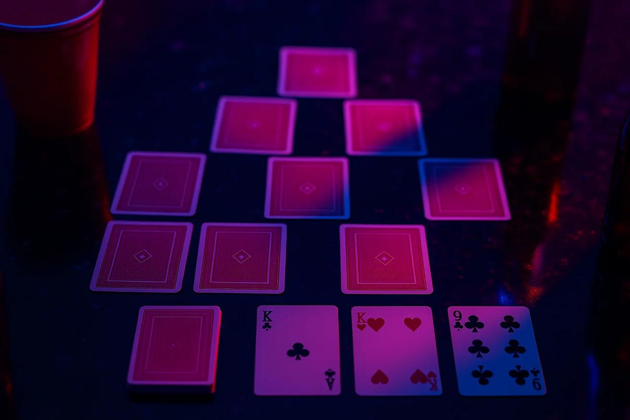 Spillekort lagt ut i en pyramide for drikkespillet Bussturen