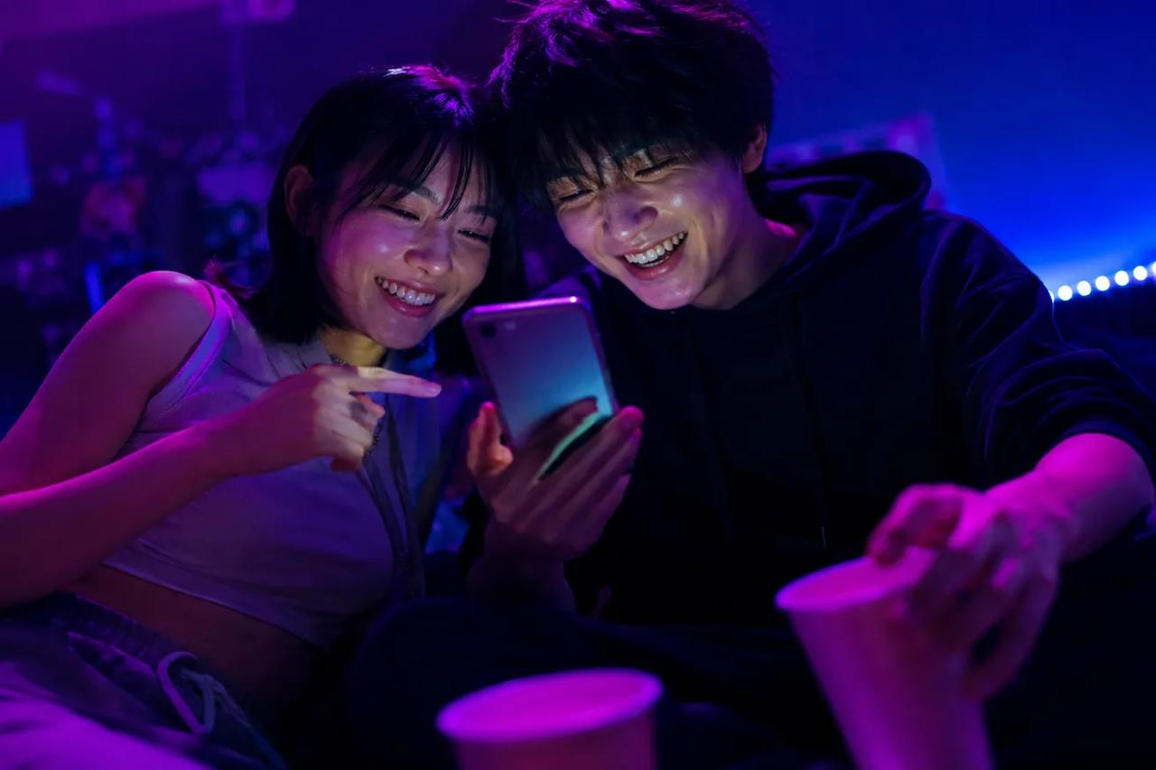 2人向け飲みゲーでスマホのパーティーゲームアプリTOZを遊ぶカップル