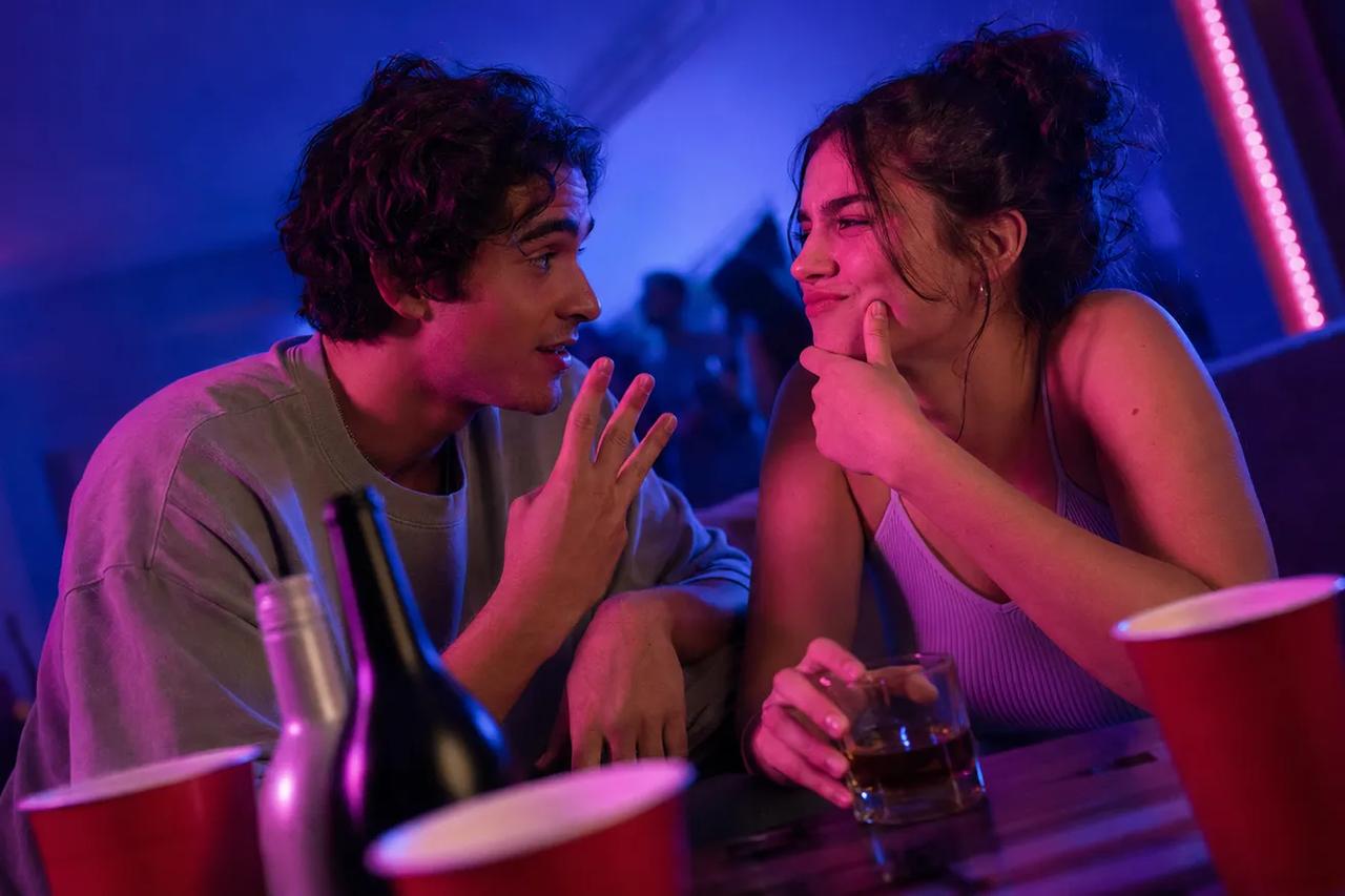 Dos personas jugando Dos verdades y una mentira como juego para tomar en una date